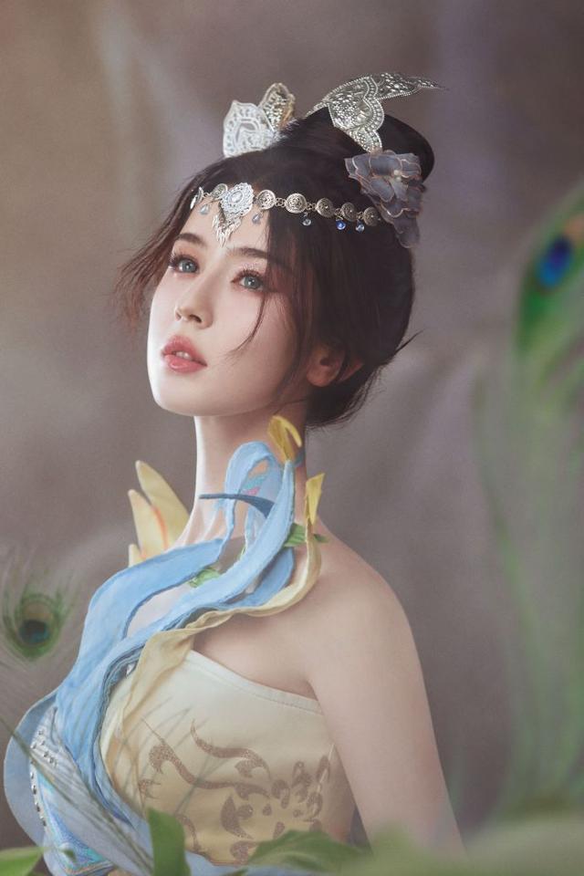 哈妮克孜COS甄姬美哭，娇嫩雪肌配锁骨杀很撩人，水蛇腰太会扭了