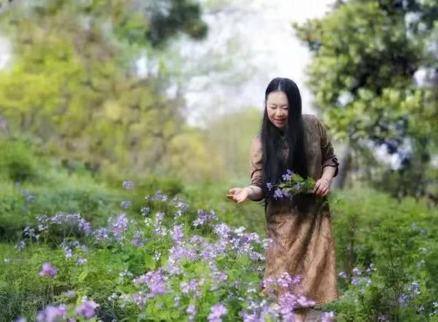 带你认识扬州美女作家、金牌导游蒋芳