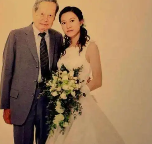 翁帆：28岁结婚，为丈夫坚持早睡18年，把杨振宁照顾到100岁了