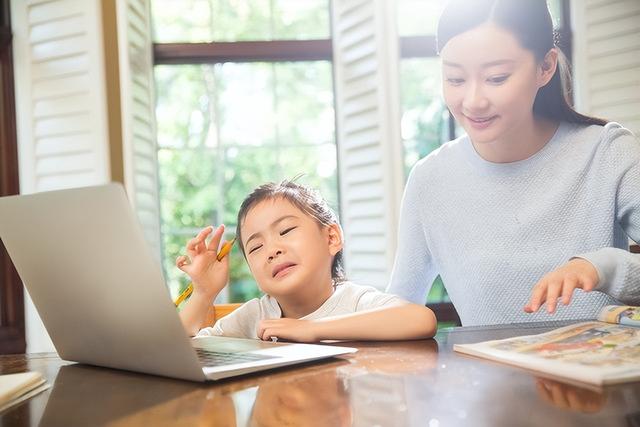 漂亮女孩输液时被无良医生加入麻醉剂，醒来后发现身体有异样