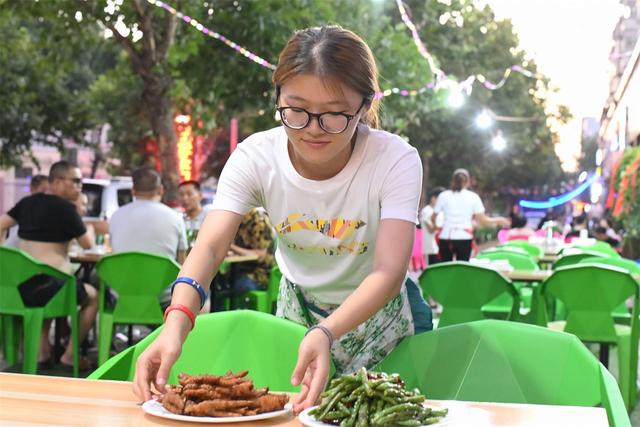 双胞胎女大学生暑假勤工俭学，吃苦耐劳受赞扬，老板主动涨薪