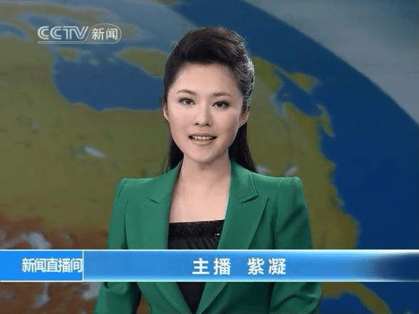 央视素颜美女主播紫凝，因直播中玩手机出名，兴趣爱好太接地气