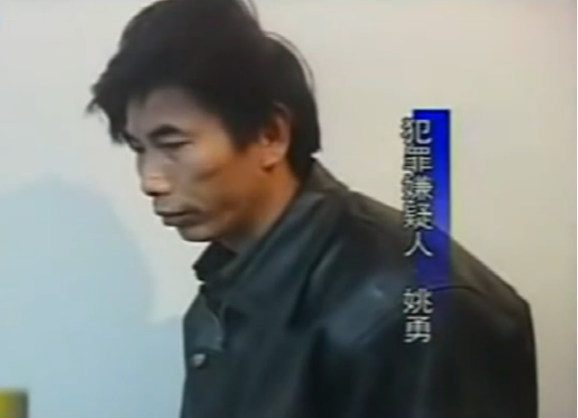 2000年，男子为控制女友，强制给她戴上“贞操锁”，被捕后还狡辩