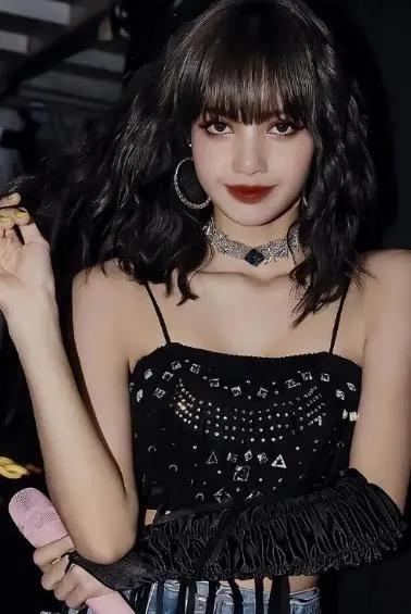 #Lisa：从艰辛历程到耀眼巨星#