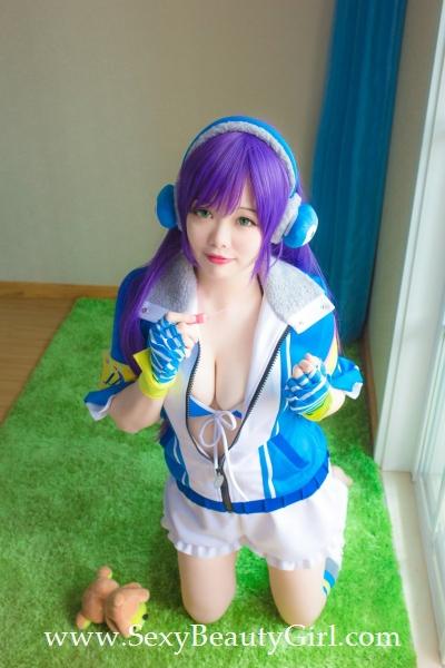 丰满美女Cosplay东条希性感美图