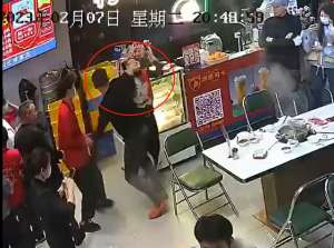 揉美女视频_醉酒男在火锅店摸女子屁股被骂“变态”，深圳警方：在侦办中