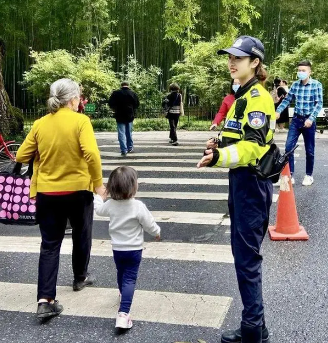 杭州最美女交警李语蔚，日常生活照曝光，网友们被迷得神魂颠倒