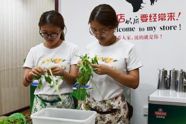 双胞胎女大学生暑假勤工俭学，吃苦耐劳受赞扬，老板主动涨薪