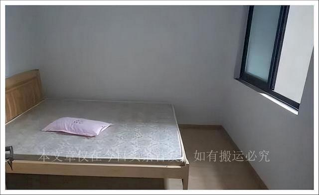 女生洗澡时竟被男舍友看见全身，不摸有点吃亏，女生只得哀求轻点