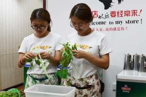 暑假工美女_双胞胎女大学生暑假勤工俭学，吃苦耐劳受赞扬，老板主动涨薪