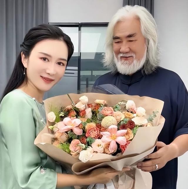 火辣性感的大长腿美女身着低胸装，惹得导演张纪中盯着看半天