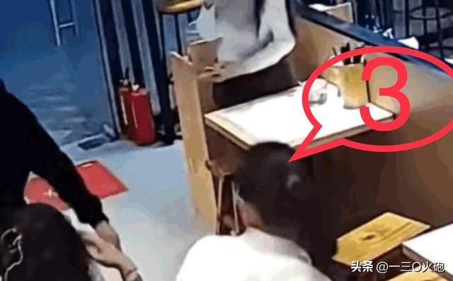 想知道现场10人在想什么吗？直面男子将剩面汤扣女子头上后逃逸