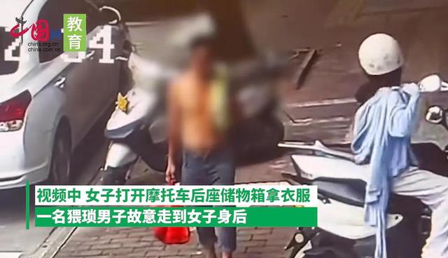 大街上女子穿衣，被猥琐男偷拍