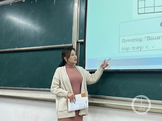 重庆美女老师课间唱粤语老歌走红网络：曾经组过乐队，每年晚会都献唱