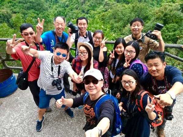 凌空玻璃栈道上的长发美女，探秘五指石天道