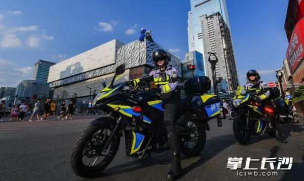 飒爽背后的汗水，记录高温下00后女特警铁骑的一天