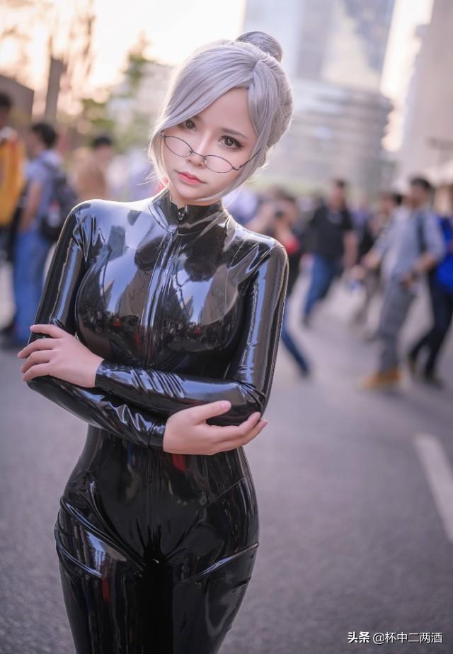 Cosplay丨美女大胆试穿胶皮衣，展现完美身材，网友：会鼓包吗？