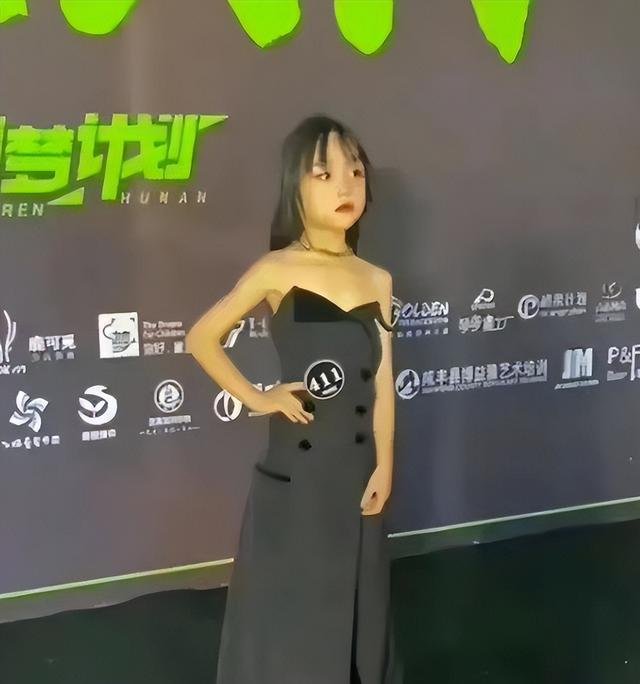 闹大了！三亚海滩惊现裸女，丝毫不掩饰，多人围观，网友分析原因