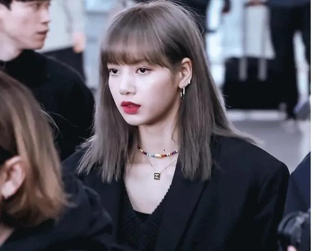 #Lisa：从艰辛历程到耀眼巨星#