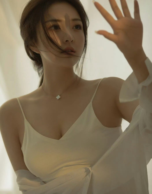 美女写真：成熟美女白衬衫大秀身材，窈窕淑女好撩人