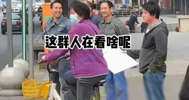 零下10度，女子衣着清凉在街头直播跳舞，路人：这样能光宗耀祖