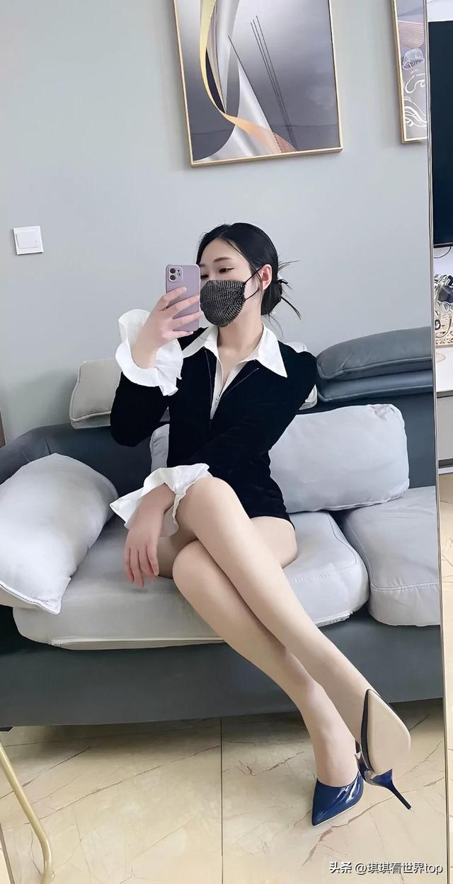 条纹衬衫白虎妹引诱自然少女抚媚萝莉养眼写真图片