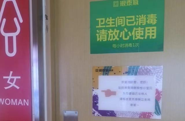 网友称有妈妈带10岁男童进游泳馆女更衣室，有相同遭遇的网友炸锅了