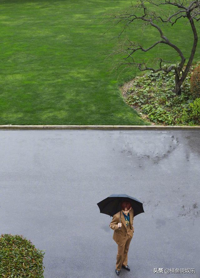 众星撑伞写真盘点，一个个气质出众优雅迷人，谁还不是雨中佳人？