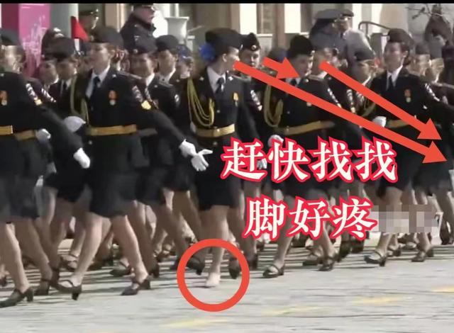 俄红场最美光脚女兵，是说光脚不怕穿鞋？女兵亲吻男兵又撒狗粮！