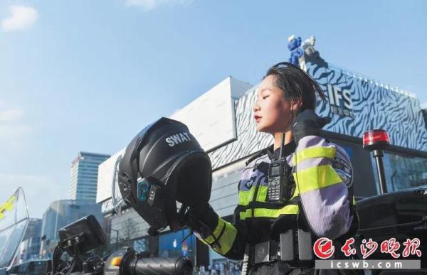 飒爽背后的汗水，记录高温下00后女特警铁骑的一天