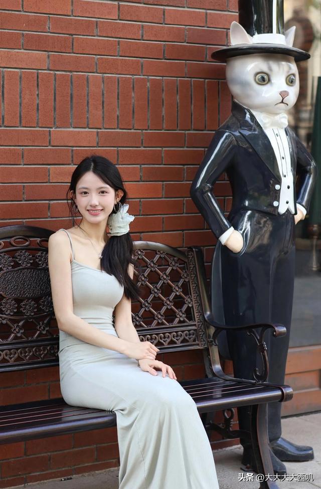 亭亭玉立：灰色连衣裙美女室外摄影写真（6）