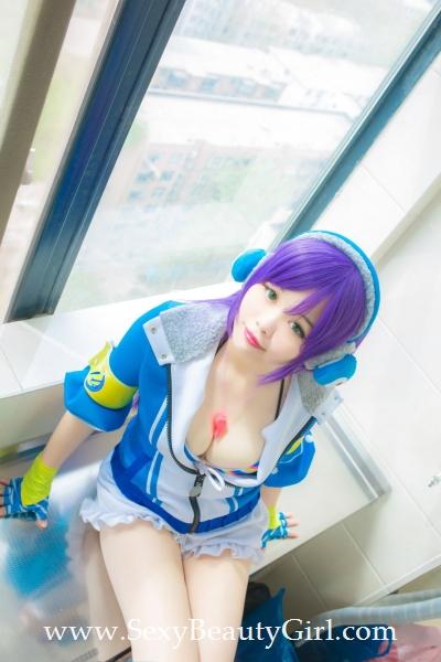 丰满美女Cosplay东条希性感美图