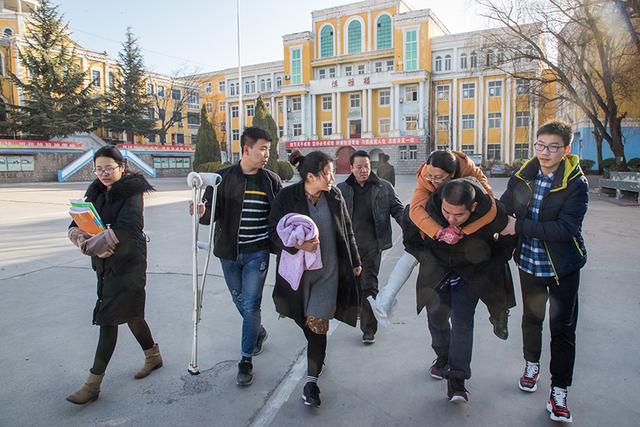 目击豫西一高中女老师拖着打石膏的腿给学生上课，让人感动掉泪