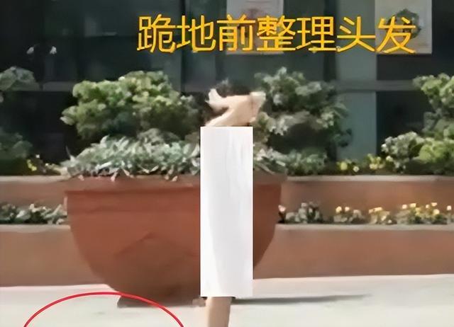 00后女孩商场跪地脱衣？原因曝光令人唏嘘：就为这，值得吗…