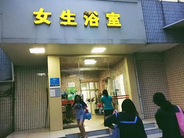 洗浴中心变身‘危机四伏’，28岁女子全裸洗澡，被一男子闯入看光