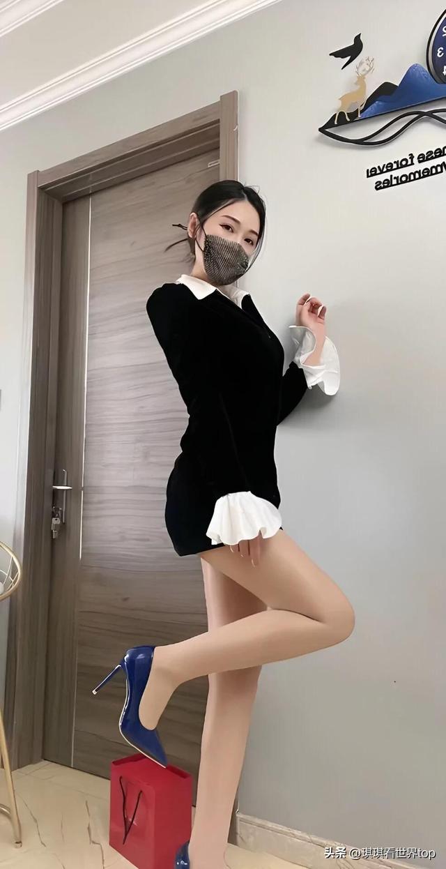 条纹衬衫白虎妹引诱自然少女抚媚萝莉养眼写真图片