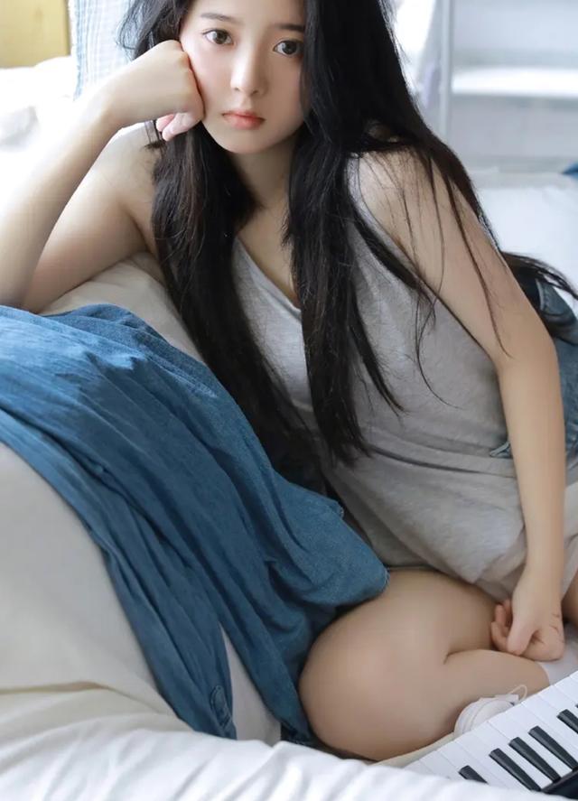 美女写真：清纯美女粉嫩蜜桃，甜美可爱好撩人