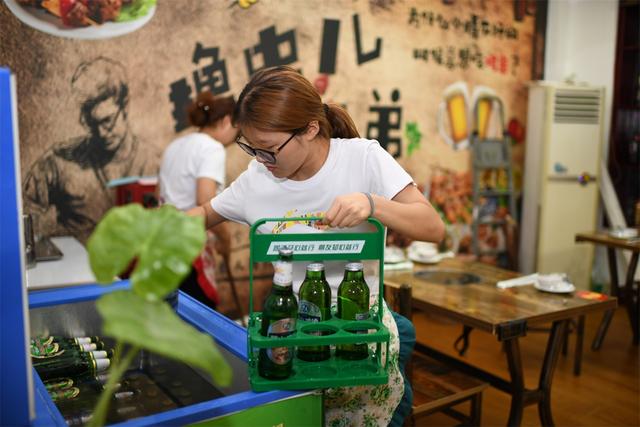 双胞胎女大学生暑假勤工俭学，吃苦耐劳受赞扬，老板主动涨薪