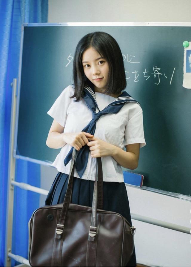 美女写真：清纯校花制服好日系，好想让她不长大