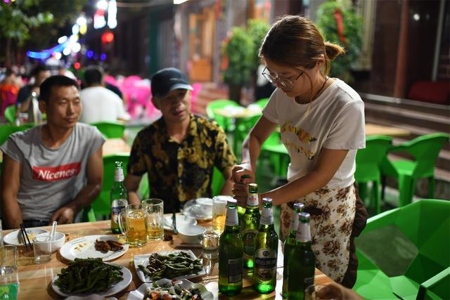 双胞胎女大学生暑假勤工俭学，吃苦耐劳受赞扬，老板主动涨薪