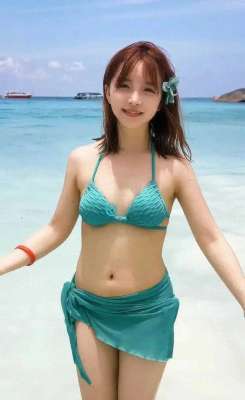 看大海美女_海边性感美女绿色泳衣写真惹火全场