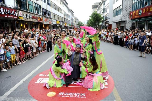 横店夏日狂欢：影视巡游走上街头 华丽夜场嗨翻全城