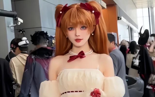 女朋友玩cosplay是什么体验？肤白貌美还腿长，根本控制不住！