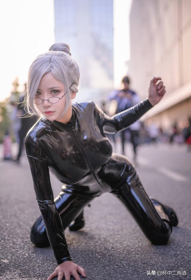 Cosplay丨美女大胆试穿胶皮衣，展现完美身材，网友：会鼓包吗？