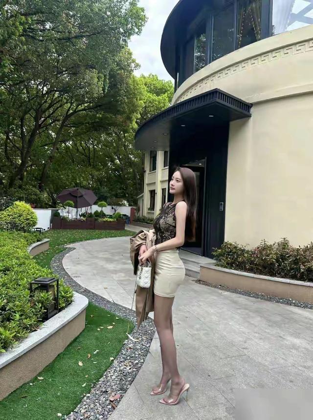 性感黑色蕾丝上衣配米色短裙，26岁美女拍摄写真照曝光！