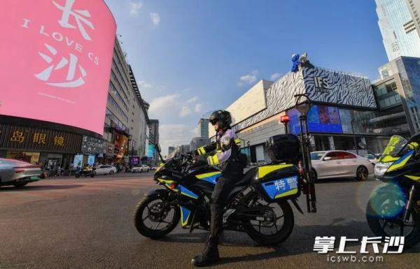 飒爽背后的汗水，记录高温下00后女特警铁骑的一天