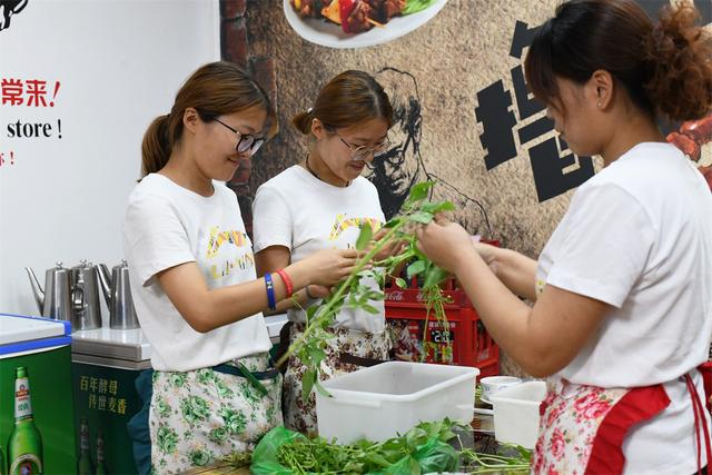 双胞胎女大学生暑假勤工俭学，吃苦耐劳受赞扬，老板主动涨薪