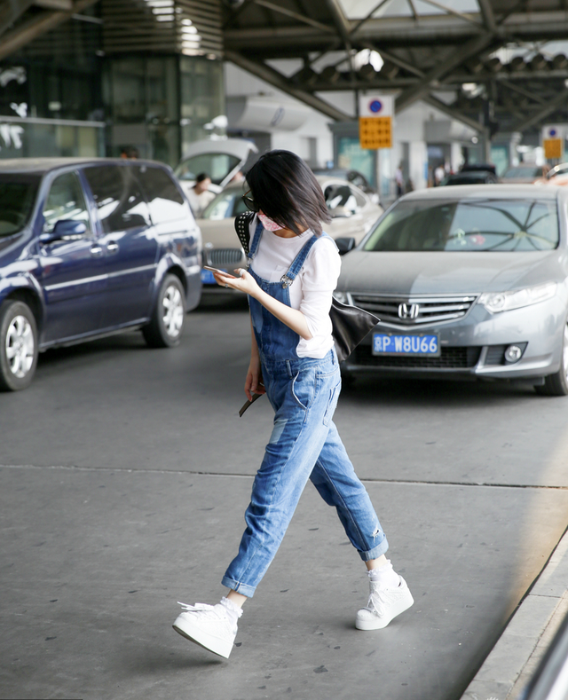 52岁许晴穿11年前旧衣拍写真，身材毫无变化，年过半百女人味十足