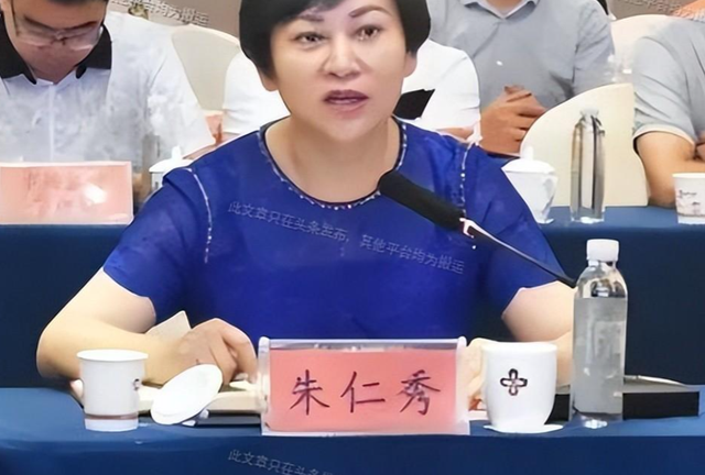 回顾多个贪官的历程，广东“美女主持”李泳：重获新生的蜕变之路