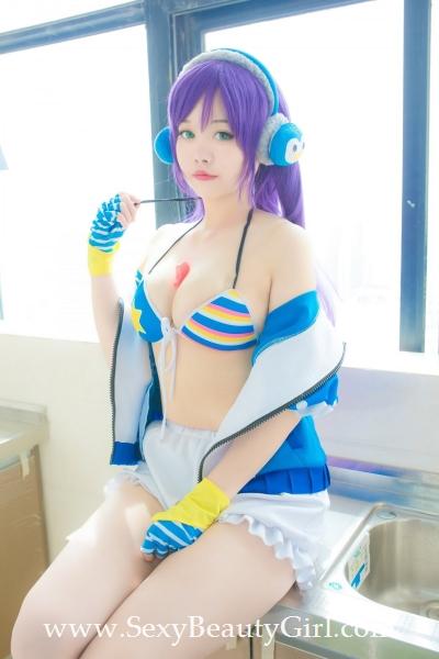 丰满美女Cosplay东条希性感美图